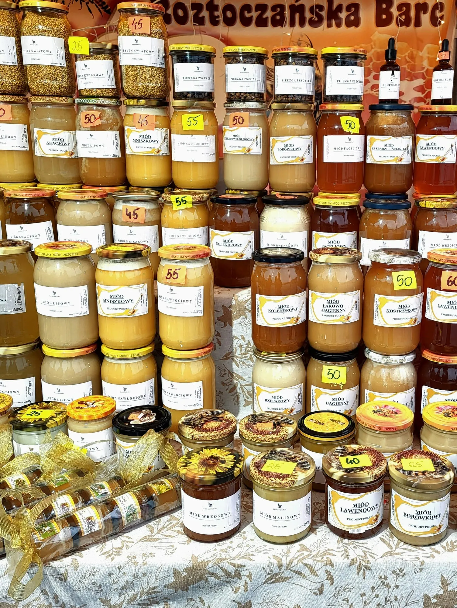Honiggläser mit Preisschildern am Marktstand