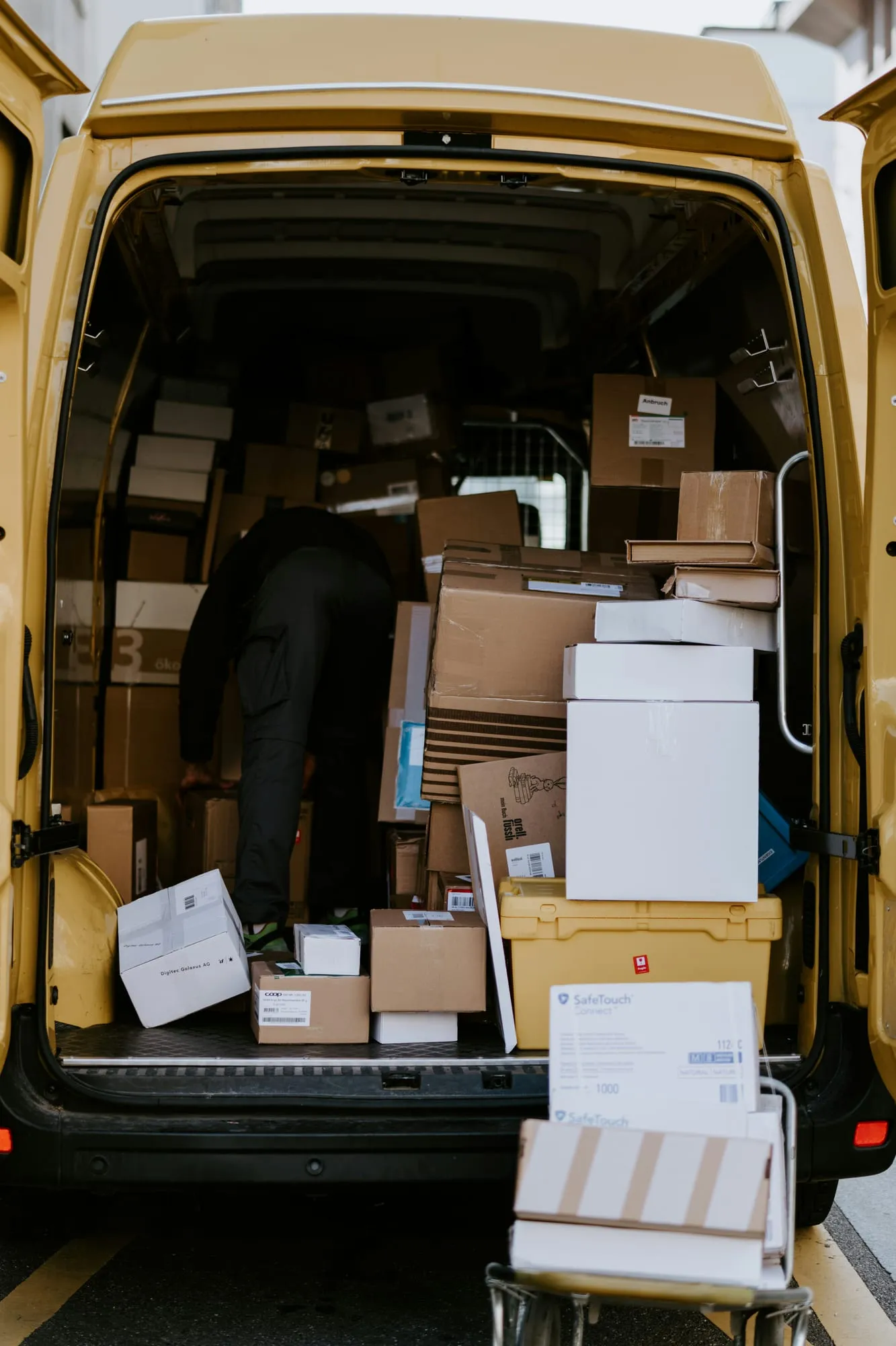 Transporter voller Pakete für den Versand